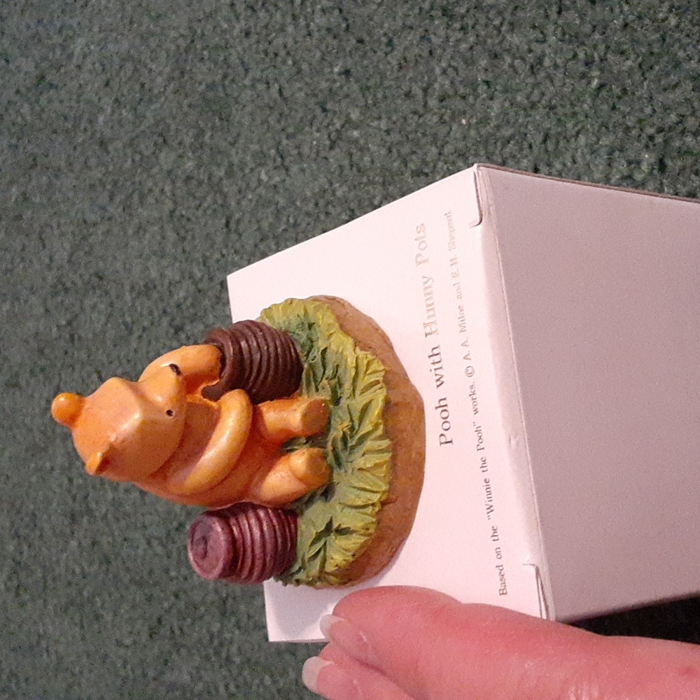 Pooh with Hunny Pots thimble